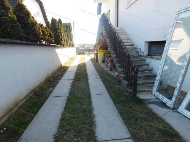 Eladó családi ház, Balatonbogláron 119.9 M Ft, 14 szobás