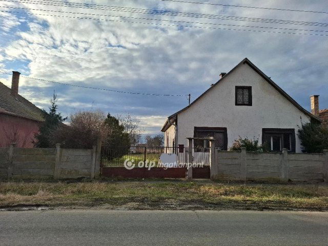 Eladó családi ház, Nagykerekin 15 M Ft, 3 szobás
