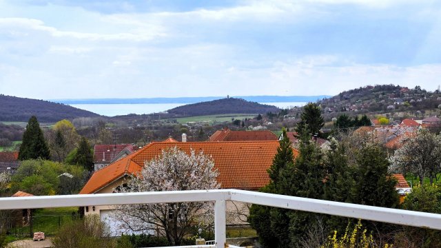 Eladó családi ház, Felsőörsön 175 M Ft, 8 szobás