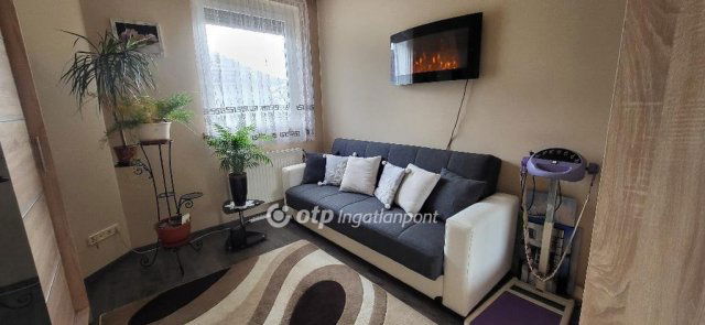 Eladó családi ház, Péren 95.9 M Ft, 4 szobás