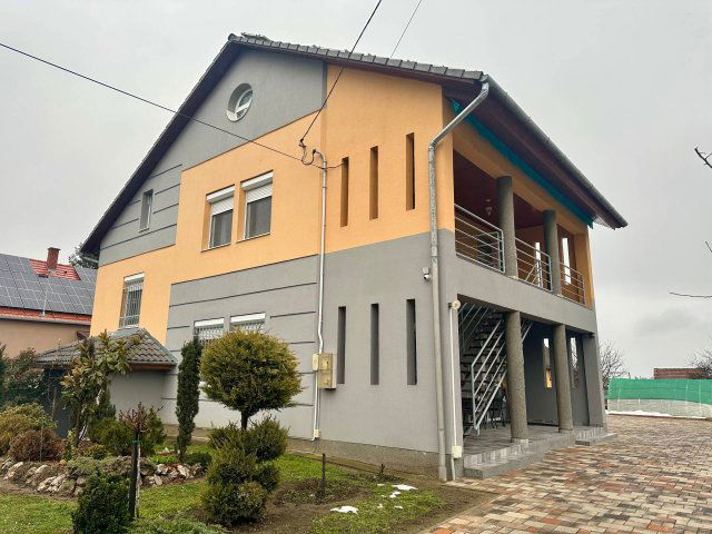 Eladó családi ház, Marcaliban 135 M Ft, 7 szobás