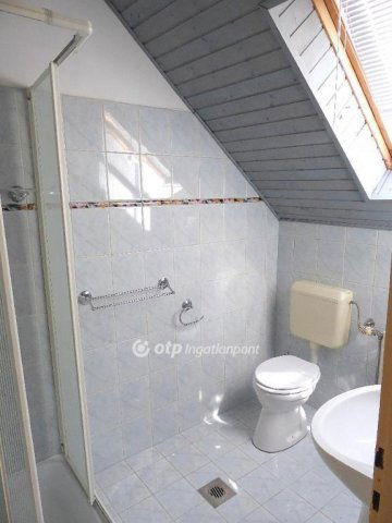 Eladó családi ház, Felsőörsön 149.999 M Ft, 8 szobás