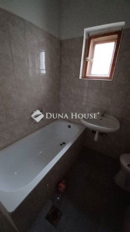 Eladó családi ház, Pécsett 48.5 M Ft, 4 szobás