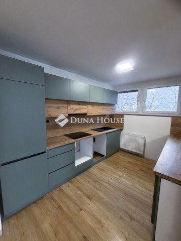 Eladó téglalakás, Pécsett 109.9 M Ft, 4 szobás