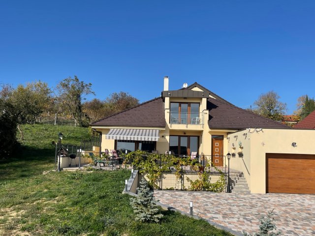 Eladó családi ház, Cserszegtomajon 249 M Ft, 7+3 szobás