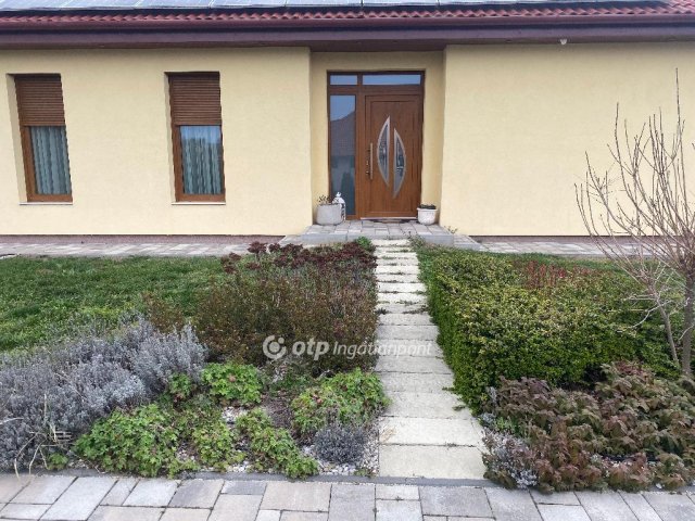 Eladó családi ház, Márkón 145 M Ft, 4 szobás