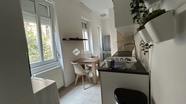 Eladó téglalakás, Budapesten, II. kerületben 79.8 M Ft, 2 szobás