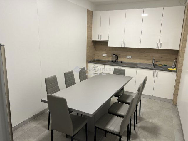 Kiadó iroda, Pécsett 159 E Ft / hó, 1 szobás