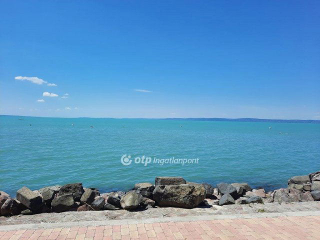 Eladó téglalakás, Balatonakarattyán 163.576 M Ft, 2 szobás