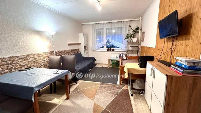 Eladó panellakás, Győrött 65 M Ft, 2+1 szobás