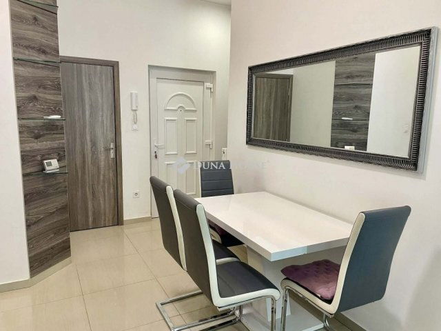 Eladó téglalakás, Budapesten, VI. kerületben 58.5 M Ft, 1 szobás