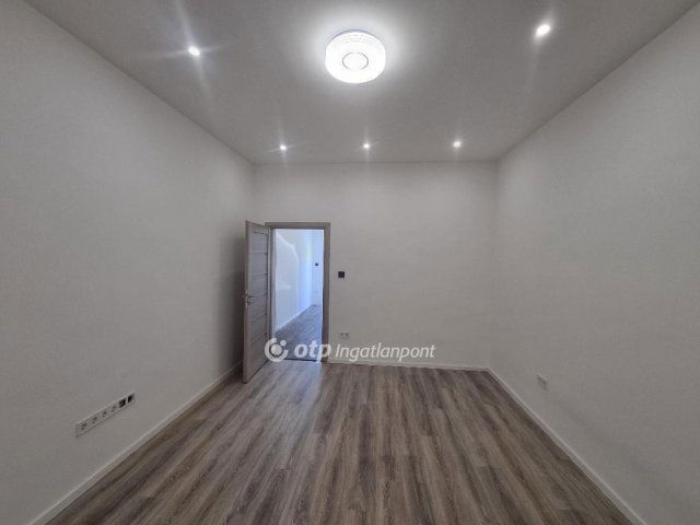 Eladó téglalakás, Pápán 17.99 M Ft, 1 szobás