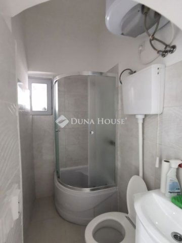 Eladó téglalakás, Esztergomban 23.9 M Ft, 1 szobás