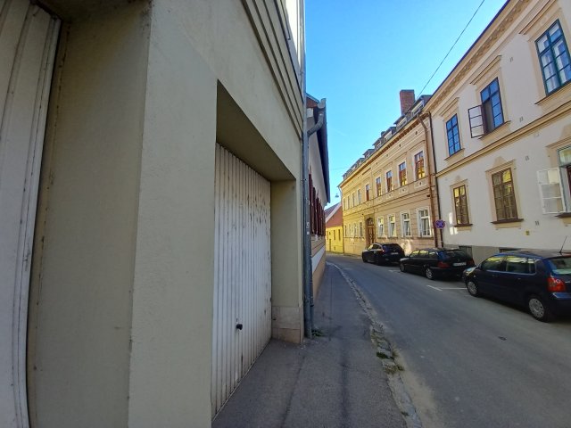 Kiadó garázs, Pécsett, Mária utcában 35 E Ft / hó