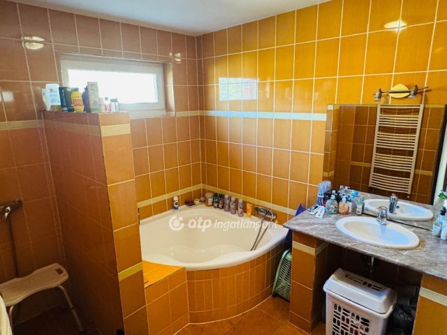 Eladó családi ház, Mikepércsen 97 M Ft, 3 szobás