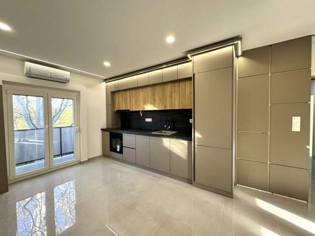 Eladó panellakás, Pécsett, Építők útján 64.9 M Ft