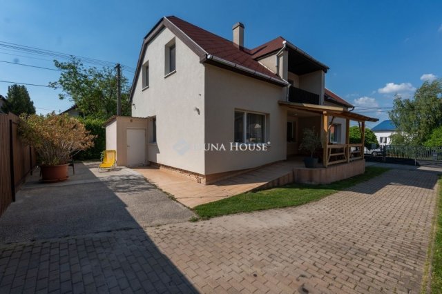 Eladó családi ház, Tatán 93 M Ft, 6 szobás
