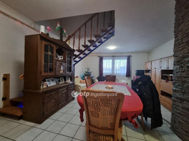 Eladó családi ház, Pápán 48.99 M Ft, 5 szobás