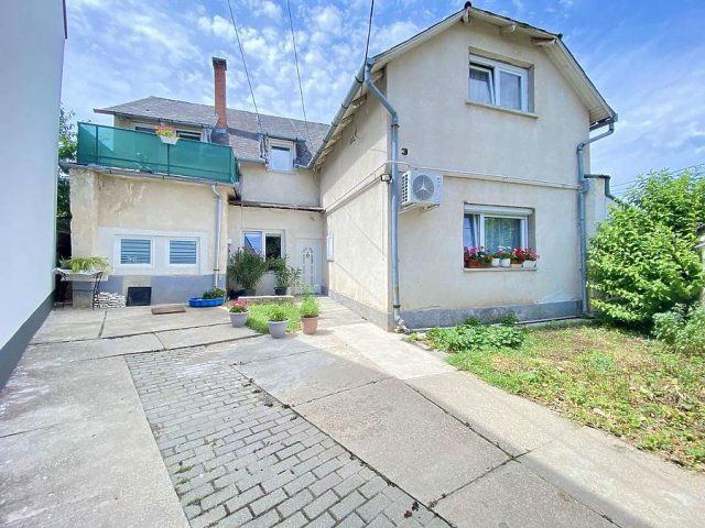 Eladó családi ház, Vácon 115.99 M Ft, 7 szobás