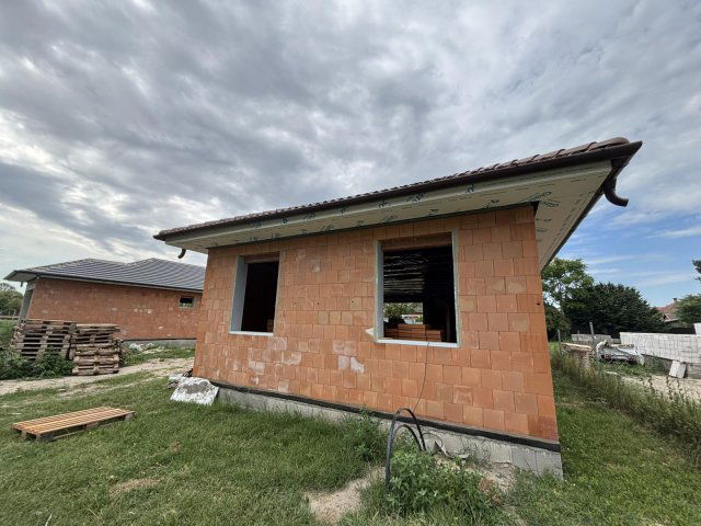 Eladó családi ház, Cegléden 88.9 M Ft, 5 szobás