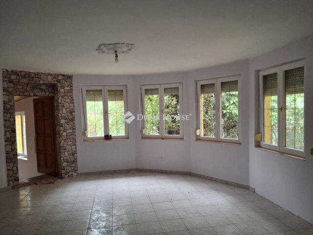 Eladó családi ház, Kulcson, Pesti utcában 298 M Ft, 8+2 szobás