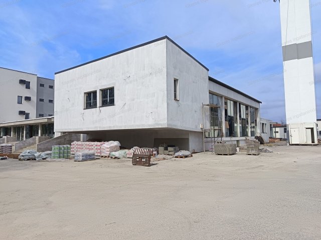 Eladó üzlethelyiség, Komáromban 350 M Ft, 1 szobás