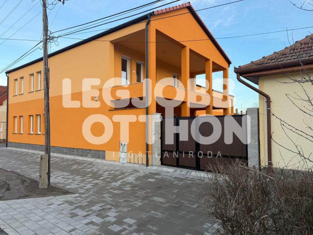 Eladó téglalakás, Cegléden 114 M Ft, 3 szobás