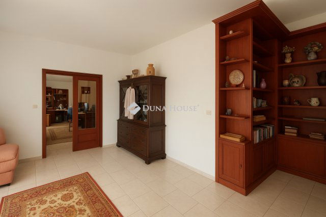 Eladó családi ház, Péterin 100 M Ft, 7 szobás