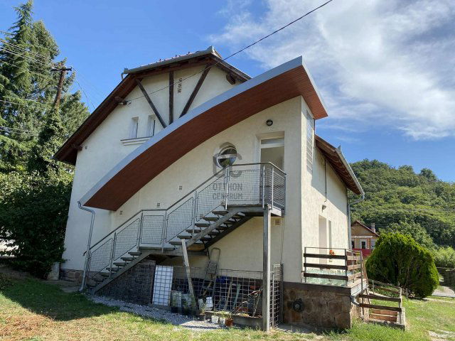 Eladó családi ház, Pécsett 200 M Ft, 2 szobás