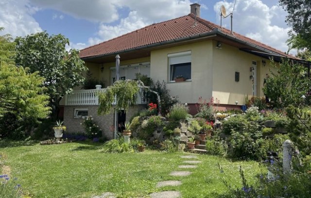 Eladó családi ház, Pécsett 113 M Ft, 5 szobás