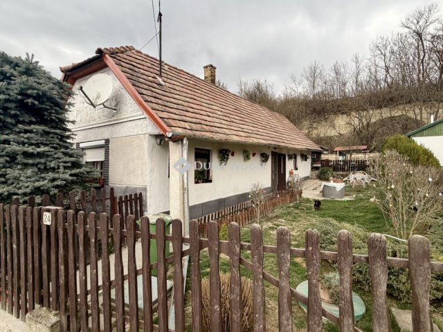 Eladó családi ház, Vértesacsán 39.99 M Ft, 2 szobás