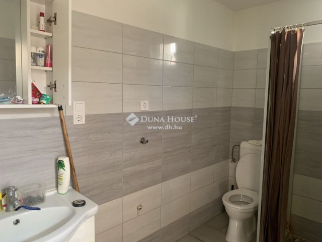 Eladó családi ház, Vecsésen 299.9 M Ft, 1 szobás