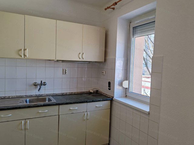 Eladó téglalakás, Szolnokon 29.9 M Ft, 1 szobás