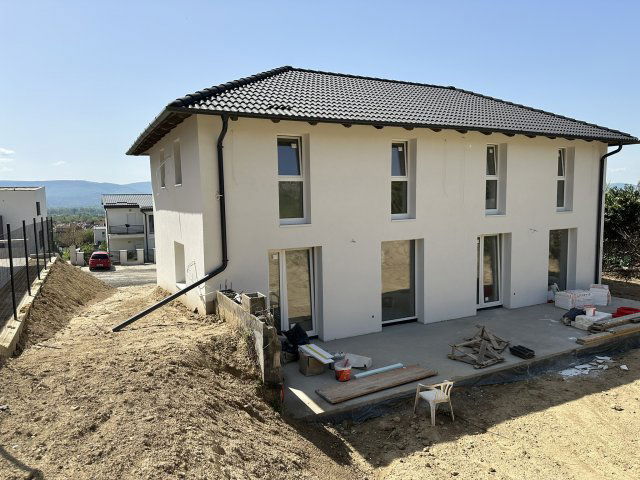 Eladó ikerház, Vácon 99.99 M Ft, 1+3 szobás
