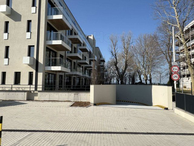 Eladó téglalakás, Siófokon 89.9 M Ft, 7 szobás