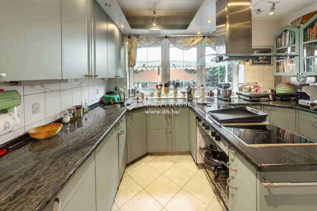 Eladó családi ház, Budapesten, II. kerületben 429.9 M Ft