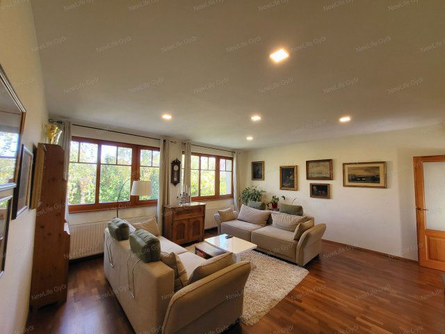 Eladó családi ház, Győrött 149.9 M Ft, 6 szobás