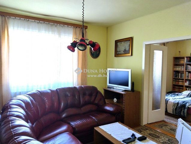 Eladó családi ház, Kesztölcön 47.99 M Ft, 2 szobás