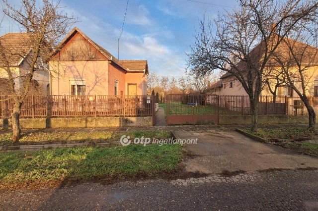 Eladó családi ház, Sárrétudvarin 15 M Ft, 1+3 szobás
