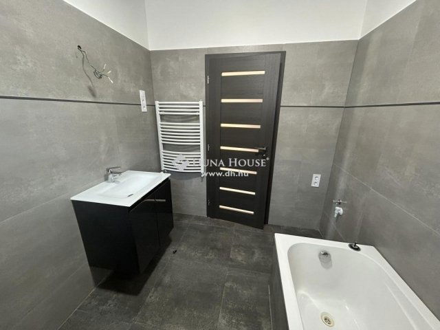 Eladó családi ház, Vecsésen 119.9 M Ft, 5 szobás