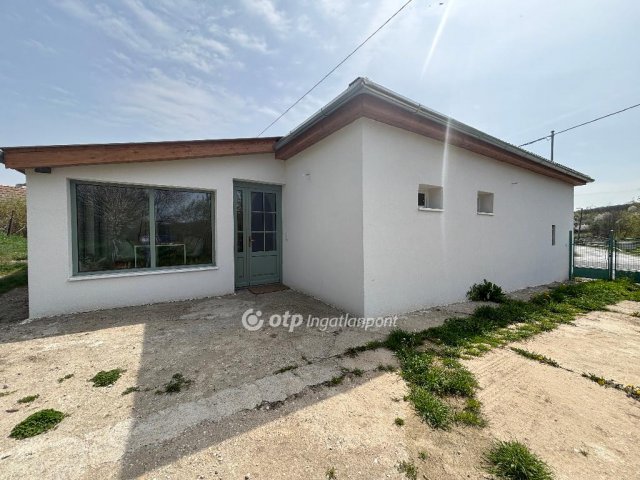 Eladó családi ház, Kapolyon 52.9 M Ft, 2 szobás