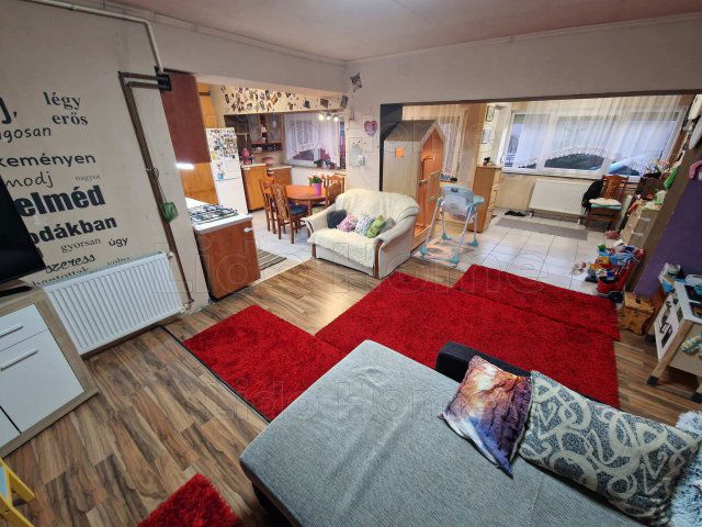 Eladó családi ház, Polgárdin 47.99 M Ft, 9 szobás