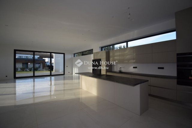 Eladó családi ház, Mogyoródon 550 M Ft, 7 szobás