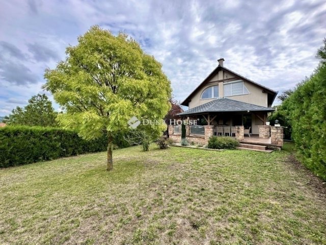 Eladó családi ház, Pécsett 250 M Ft, 9 szobás