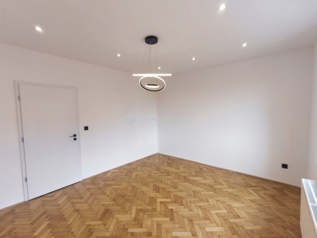 Eladó téglalakás, Pécsett 99 M Ft, 4 szobás