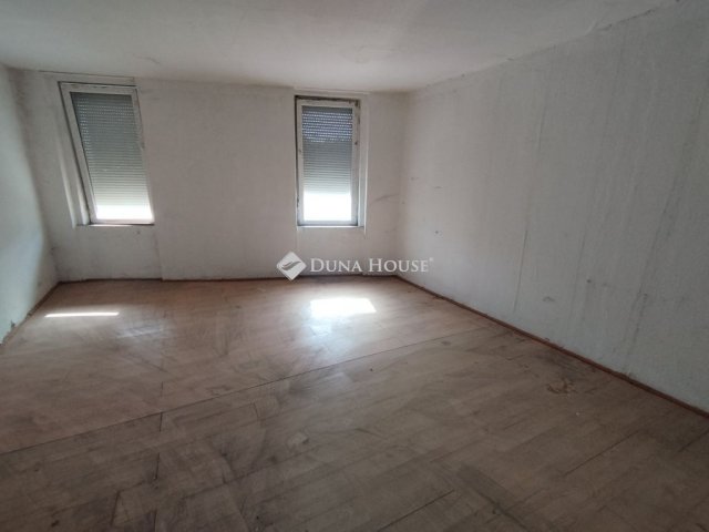 Eladó családi ház, Tatabányán 59.99 M Ft, 4 szobás
