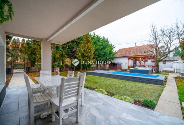 Eladó családi ház, Pomázon 220 M Ft, 8 szobás