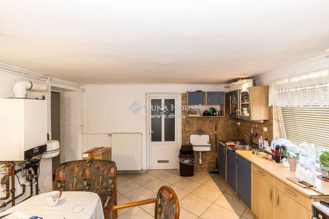 Eladó családi ház, Szombathelyen 95 M Ft, 9 szobás