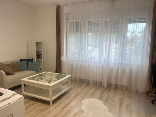 Eladó téglalakás, Pécsett 122 M Ft, 4 szobás