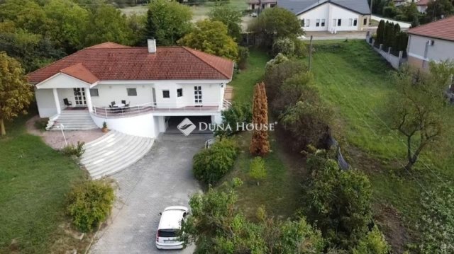 Eladó családi ház, Esztergomban 167 M Ft, 8 szobás